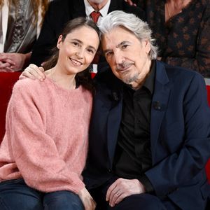 Serge Lama et son épouse Luana Santonino à l'enregistrement de l'émission "Vivement dimanche" au studio Gabriel à Paris le 23 janvier 2024. Crédit Guillaume Gaffiot / Bestimage