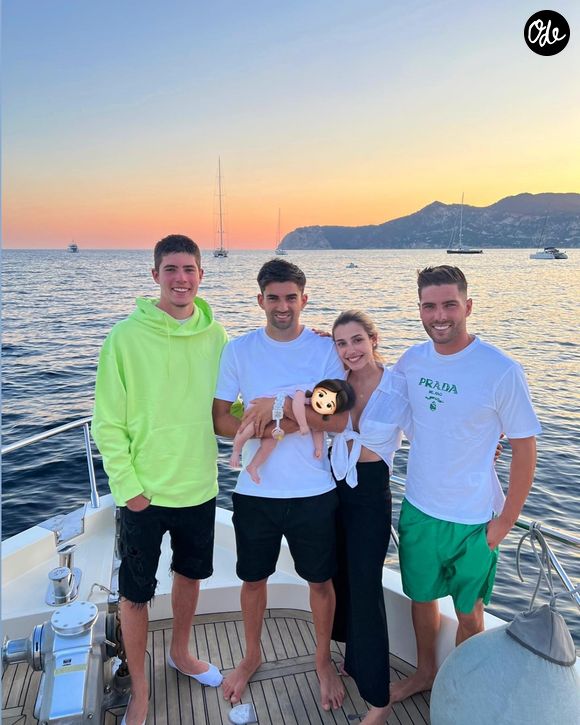 Habitué avec ses frères à être constamment comparé à son père, le jeune homme assure toutefois que ces attentes très élevées font partie du jeu et ne le dérangent absolument pas.

Enzo Zidane et sa fiancée Karen célèbrent les deux mois de leur fille, Sia.