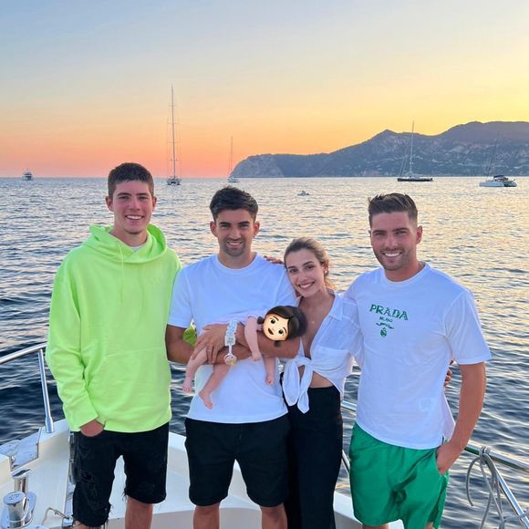 Habitué avec ses frères à être constamment comparé à son père, le jeune homme assure toutefois que ces attentes très élevées font partie du jeu et ne le dérangent absolument pas.

Enzo Zidane et sa fiancée Karen célèbrent les deux mois de leur fille, Sia.