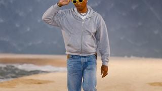Fashion Week : Pharrell Williams ose les bermudas, les sacs brodés de coquillages et un vestiaire de surfeur pour sa collection Louis Vuitton
