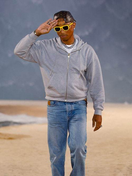 Fashion Week : Pharrell Williams ose les bermudas, les sacs brodés de coquillages et un vestiaire de surfeur pour sa collection Louis Vuitton