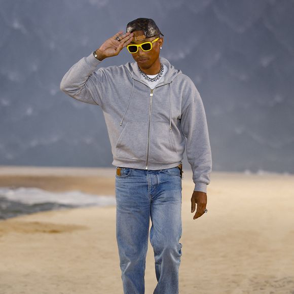 Pharrell Williams a fait livrer l'océan à Paris !

Le créateur de mode Pharrell Williams - Défilé de mode Louis Vuitton Prêt à Porter Collection Homme Printemps/Été 2027 lors de la Fashion Week de Paris, à la Cité Internationale Universitaire de Paris, France. © Bestimage