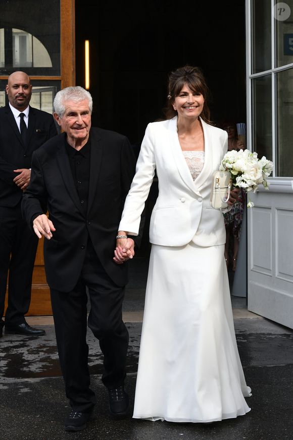 Claude Lelouch et Valérie Perrin - Mariage de Claude Lelouch à la mairie du 18ème à Paris. Le 17 juin 2023. © Agence / Bestimage