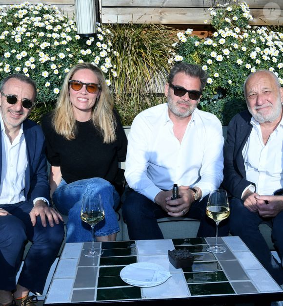 Outre l'animatrice Julia Vignali, Clovis Cornillac ou encore François Berléand, l'humoriste Elie Semoun, bientôt papa pour la seconde fois a lui aussi été convié.

Exclusif - Élie Semoun, Clovis Cornillac et sa femme Lilou Fogli, François Berléand - Le rooftop du Kimpton St Honoré Paris accueille tous les dimanches "Fifi & Charles" (les chefs Philippine Jaillet et Charles Neyers) Le 9 avril 2025. © Rachid Bellak / Bestimage