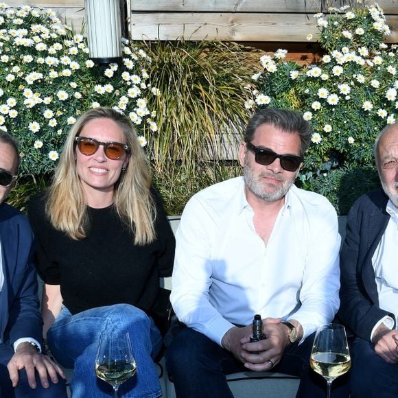 Outre l'animatrice Julia Vignali, Clovis Cornillac ou encore François Berléand, l'humoriste Elie Semoun, bientôt papa pour la seconde fois a lui aussi été convié.

Exclusif - Élie Semoun, Clovis Cornillac et sa femme Lilou Fogli, François Berléand - Le rooftop du Kimpton St Honoré Paris accueille tous les dimanches "Fifi & Charles" (les chefs Philippine Jaillet et Charles Neyers) Le 9 avril 2025. © Rachid Bellak / Bestimage