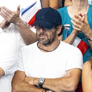 Patrick Bruel et son amie Clémence assistent aux épreuves de natation lors des Jeux Olympiques de Paris 2024 (JO) à La Défense Arena à Nanterre le 2 aout 2024. © Perusseau-Jacovides/Bestimage