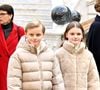 Si Albert et Charlène font leur possible pour que les jumeaux mènent une vie d’enfants normale, 

Le prince Albert II de Monaco, la princesse Charlene et leurs enfants la princesse Gabriella et le prince héréditaire Jacques ont accueilli les enfants monégasque pour le traditionnel arbre de Noël du Palais à Monaco. La famille princière a assisté à un spectacle dans la cour d'honneur du Palais puis a distribué cadeaux et friandises avec l'aide de la princesse Stéphanie de Monaco, et de ses enfants, Louis Ducruet et Camille Gottlieb. © Bruno Bebert/Bestimage