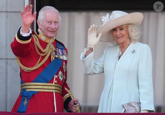 Le roi Charles III d'Angleterre et la reine consort Camilla - Les membres de la famille royale britannique au balcon du Palais de Buckingham lors de la parade militaire "Trooping the Colour" à Londres le 15 juin 2024 © Julien Burton / Bestimage