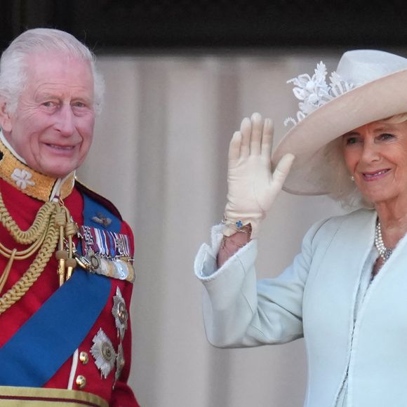 Le roi Charles III d'Angleterre et la reine consort Camilla - Les membres de la famille royale britannique au balcon du Palais de Buckingham lors de la parade militaire "Trooping the Colour" à Londres le 15 juin 2024 © Julien Burton / Bestimage