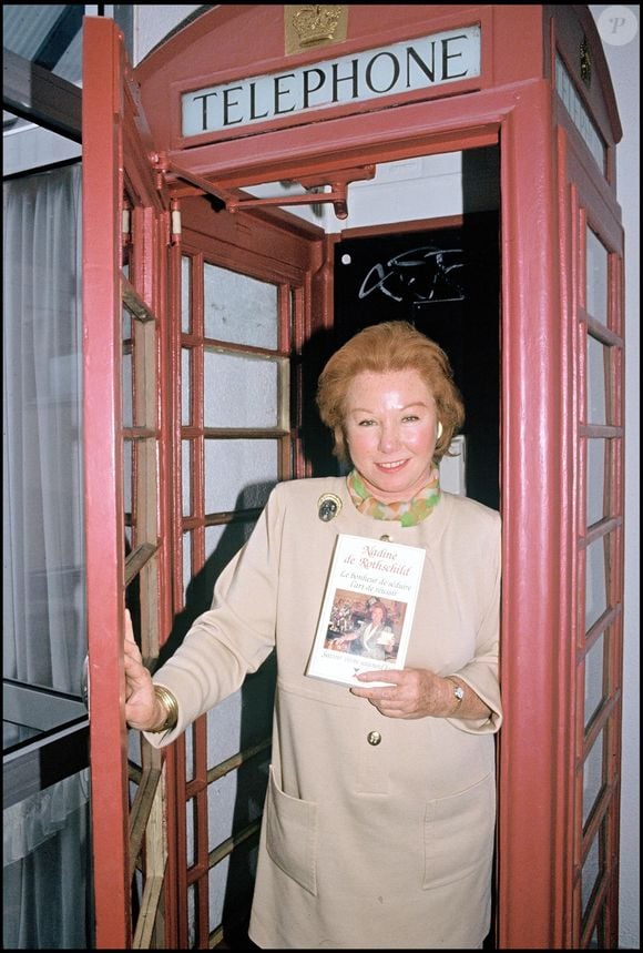 Nadine de Rothschild présente son livre "Le bonheur pour séduire, l'art de réussir". Le 14 février 1991. © AGENCE / BESTIMAGE