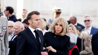 Buckingham leur ferme ses portes : pourquoi Emmanuel et Brigitte Macron ne logeront pas dans le mythique palais ?