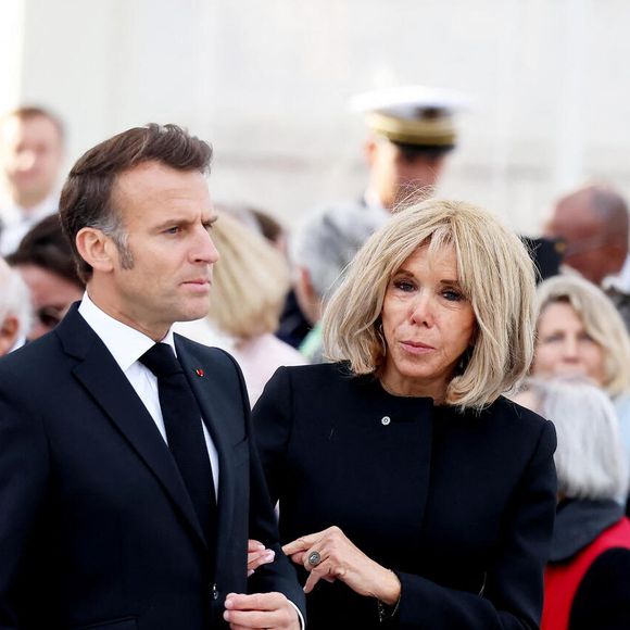 Courant juillet, Emmanuel et Brigitte Macron passeront 2 jours à Londres
Emmanuel et sa femme Brigitte Macron - E. Macron (président de la République Française), et B. Macron lors de la cérémonie de dépôt de gerbe sur la tombe du soldat inconnu à Paris, à l'occasion du 80ème anniversaire de la Victoire. Le chef de l'Etat a remis la Légion d'Honneur à J.Daikhowski. © Dominique Jacovides / Bestimage