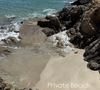 Au programme : bord de mer et tables directement posées sur le sable. 

Photos partagées en story du compte Instagram de Marine Vignes le 13 juin 2026