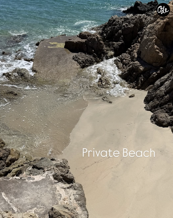 Au programme : bord de mer et tables directement posées sur le sable. 

Photos partagées en story du compte Instagram de Marine Vignes le 13 juin 2026