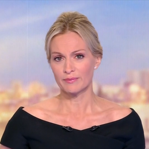 Elle revenait quelques jours après les obsèques de son mari, Thierry Ardisson, décédé d’un cancer du foie à l’âge de 76 ans.


Audrey Crespo-Mara de retour au JT de 20h de TF1, capture d'écran