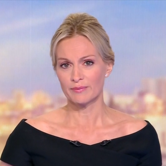Elle revenait quelques jours après les obsèques de son mari, Thierry Ardisson, décédé d’un cancer du foie à l’âge de 76 ans.


Audrey Crespo-Mara de retour au JT de 20h de TF1, capture d'écran