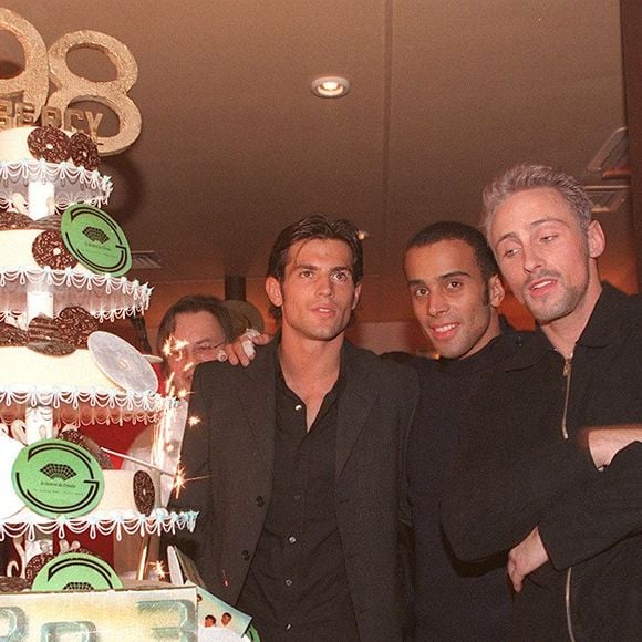 Malheureusement, Filip Nikiloc a été retrouvé mort chez lui à l'âge de 35 ans le 16 septembre 2009

Archives - Frank Delay, Filip Nikolic et Adel Kachermi du groupe 2be3 à Paris en 1999.
Crédit : AGENCE / BESTIMAGE