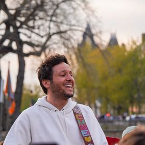 Le chanteur Vianney a improvisé un concert sur le parvis de Notre-Dame de Paris le 8 avril 2025.

© Jack Bussat / Bestimage