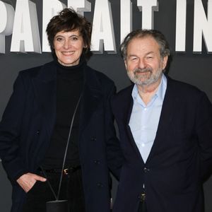 Leur relation se construit progressivement, marquée par la patience et l’affection de Denis pour ses filles, qu’il aime comme un père sans en être un. 

Inès de la Fressange et son compagnon Denis Olivennes - Avant-première du film "Un parfait inconnu" au Grand Rex à Paris le 15 janvier 2025. © Coadic Guirec/Bestimage
