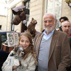 Exclusif - Jean-Paul belmondo et sa fille Stella - L'acteur Jean-Paul Belmondo à fêté son anniversaire (83 ans) avec ses fans dans la cour de son immeuble de la rue des Saint-Père à Paris (comme tous les ans ses fans viennent lui offrir un cadeau à son domicile). Étaient présents sa fille Stella, son ex-femme Natty, son ami cascadeur Rémy Julienne.
Il a eu le droit à un magnifique gâteau créé pour cette occasion par le pâtissier-chocolatier Eric Thévenot qui à choisi le thème d'un des film de Jean-Paul "L'As des As". © Sébastien Valiela / Bestimage
