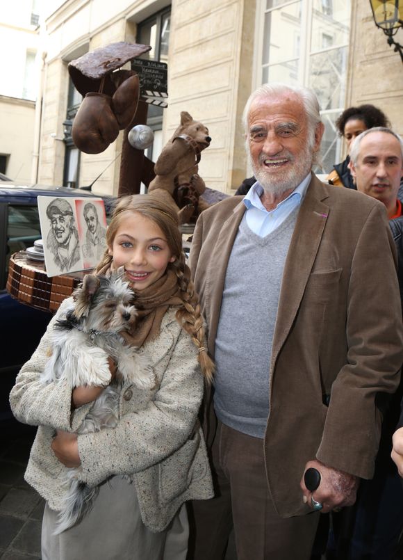 Exclusif - Jean-Paul belmondo et sa fille Stella - L'acteur Jean-Paul Belmondo à fêté son anniversaire (83 ans) avec ses fans dans la cour de son immeuble de la rue des Saint-Père à Paris (comme tous les ans ses fans viennent lui offrir un cadeau à son domicile). Étaient présents sa fille Stella, son ex-femme Natty, son ami cascadeur Rémy Julienne.
Il a eu le droit à un magnifique gâteau créé pour cette occasion par le pâtissier-chocolatier Eric Thévenot qui à choisi le thème d'un des film de Jean-Paul "L'As des As". © Sébastien Valiela / Bestimage