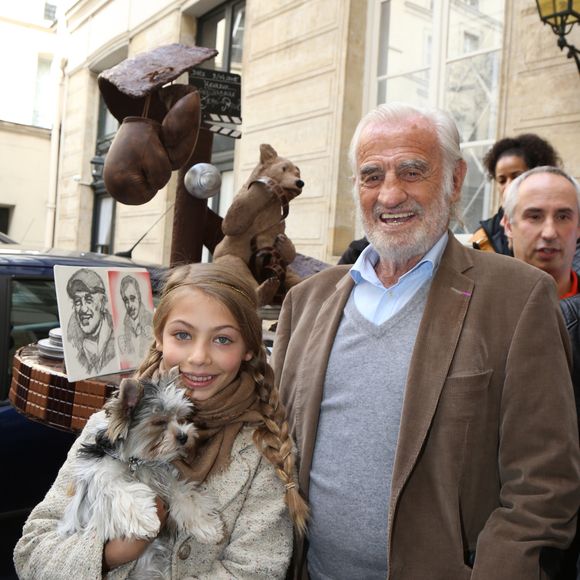 Exclusif - Jean-Paul belmondo et sa fille Stella - L'acteur Jean-Paul Belmondo à fêté son anniversaire (83 ans) avec ses fans dans la cour de son immeuble de la rue des Saint-Père à Paris (comme tous les ans ses fans viennent lui offrir un cadeau à son domicile). Étaient présents sa fille Stella, son ex-femme Natty, son ami cascadeur Rémy Julienne.
Il a eu le droit à un magnifique gâteau créé pour cette occasion par le pâtissier-chocolatier Eric Thévenot qui à choisi le thème d'un des film de Jean-Paul "L'As des As". © Sébastien Valiela / Bestimage