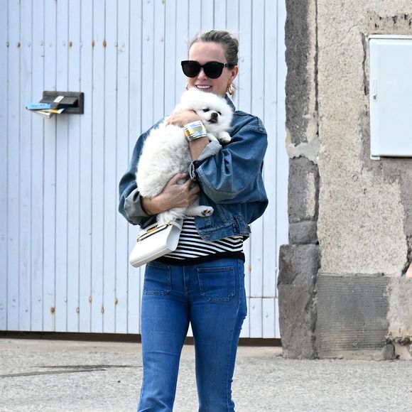 Elle qui a perdu sa maison dans les incendies de Los Angeles

Exclusif - Laeticia Hallyday sort d'un déjeuner en famille à Marseillan le 2 juillet 2024.
Laeticia Hallyday et ses filles Jade et Joy (qui résident depuis quelques jours dans la propriété familiale du Cap-d'Ail) ont déjeuné à Marseillan  avec Elyette Boudou "Mamie Rock" (qui fêtera ses 89 ans le 5 juillet prochain), accompagné de son père André Boudou et sa fille Alcéa (demi soeur de Laeticia). Toute la famille est allée déjeuner à la crêperie "La Maison de Camille" à Marseillan.

Photo : Agence / Bestimage