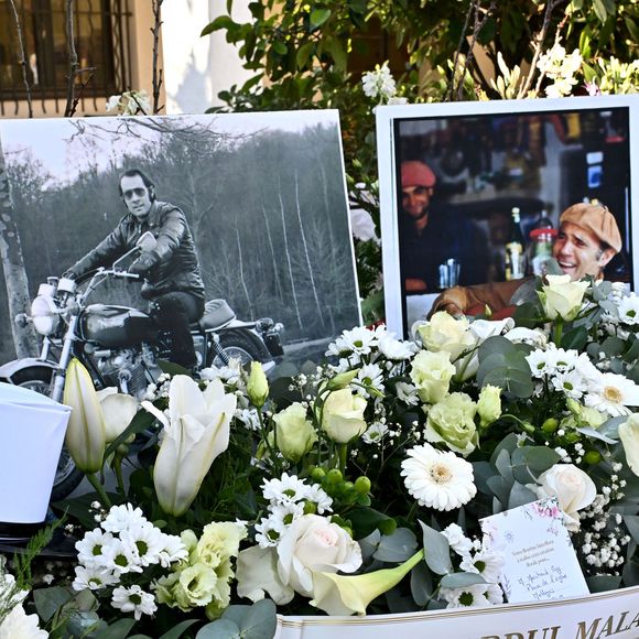 Vin d'honneur à l'issue des obsèques de Guy Marchand au bar du Cours chez Roland à Mollégès, le 27 décembre 2023. La clarinette de l'acteur et chanteur l'a accompagné jusqu'à sa dernière demeure. Ses proches se sont rassemblés en souvenir du défunt, au son d'un orchestre sur la place du village, avec les couronnes de fleurs de la cérémonie funéraire, dont celle de la ministre de la Culture, R.Abdul Malak.  
© Bruno Bebert / Bestimage