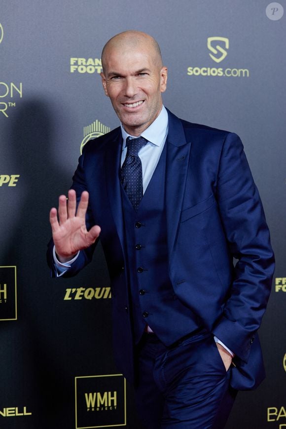 Zinedine Zidane - Photocall de la 66ème cérémonie du Ballon d’Or au Théâtre du Chatelet à Paris le 17 octobre 2022. © Cyril Moreau/Bestimage