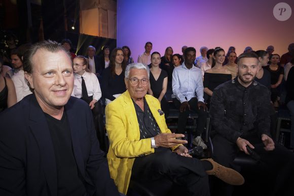 Exclusif - Claude François jr, Jean-Marie Perrier lors de l'enregistrement de l'émission Le Grand Echiquier - Spécial Claude François présentée par C.Chazal et A.Manoukian et diffusée le 13 janvier sur France, à l'Opéra royal du château de Versailles, accompagné par l'Orchestre de l'Opéra Royal à Versailles, France, le 16 septembre 2025. Jack Tribeca/Bestimage