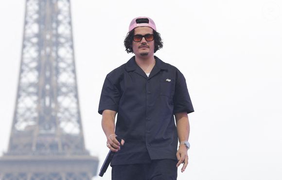Carbonne  lors du concert à l'occasion de l'opération "vacances de OUF, journée des oubliés des vacances" pour les 80 ans du Secours Populaire au Champ-de-Mars à Paris le 20 août 2025.

© Coadic Guirec / Bestimage