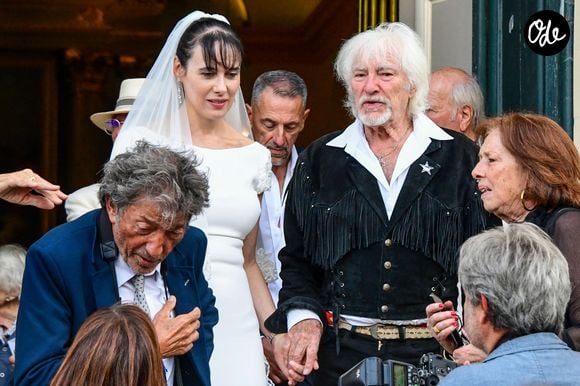 Une date symbolique qu'il a tenu à célébrer par le biais d'une publication sur les réseaux sociaux.

Murielle Mégevand et Hugues Aufray sur le parvis de l'église - Mariage d'Hugues Aufray et de Murielle Mégevand à l’église Saint-Vigor de Marly-Le Roy, France, le 2 septembre 2023.

Photo : Agence / Bestimage