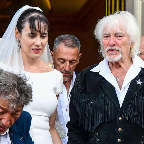 Une date symbolique qu'il a tenu à célébrer par le biais d'une publication sur les réseaux sociaux.

Murielle Mégevand et Hugues Aufray sur le parvis de l'église - Mariage d'Hugues Aufray et de Murielle Mégevand à l’église Saint-Vigor de Marly-Le Roy, France, le 2 septembre 2023.

Photo : Agence / Bestimage