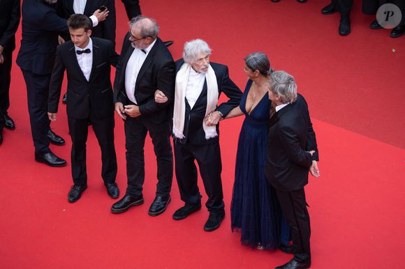 Timi-Joy Marbot, Gustave de Kervern, Pierre Richard et sa femme Ceyla Lacerda, guest - Montée des marches du film « La venue de l’avenir » lors du 78ème Festival International du Film de Cannes, au Palais des Festivals à Cannes. Le 22 mai 2025
© Olivier Borde/ Bestimage