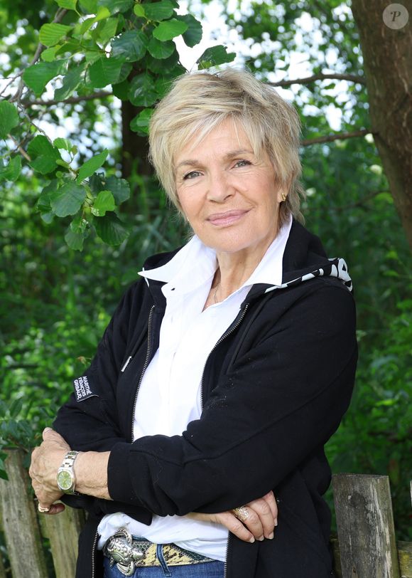 Exclusif - Véronique Jannot pose lors de la 4ème édition du festival cinéma français et gastronomie d'Aix-les-Bains, le 4 juin 2025. 
© Denis Guignebourg / Bestimage