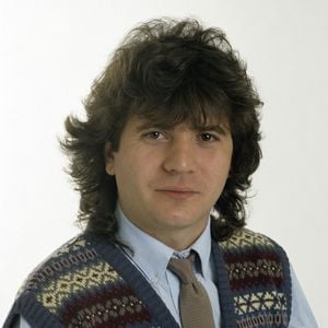 En France, à Paris, portrait studio de Daniel Balavoine en juillet 1982.