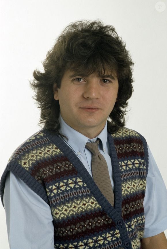 En France, à Paris, portrait studio de Daniel Balavoine en juillet 1982.