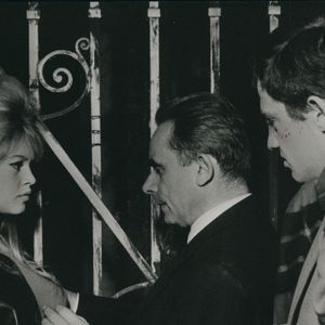 Dec. 12, 1960 - B.B Back to the Studio : Trois semaines après avoir donné naissance à son petit Nicolas, Brigitte Bardot est retournée aujourd'hui à son studio. Mais ce n'était que pour quelques heures, juste pour un test pour un nouveau film ''La Verite''. Le tournage proprement dit ne commencera que le 20 avril. La photo montre De gauche à droite : Brigitte Bardot, le réalisateur Clokzot et Jran - Paul Belmondo, l'un des candidats au rôle masculin principal qui sera sélectionné après les tests.  (Crédit image : ? Keystone Press Agency/ZUMA Press Wire)