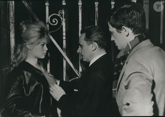 Dec. 12, 1960 - B.B Back to the Studio : Trois semaines après avoir donné naissance à son petit Nicolas, Brigitte Bardot est retournée aujourd'hui à son studio. Mais ce n'était que pour quelques heures, juste pour un test pour un nouveau film ''La Verite''. Le tournage proprement dit ne commencera que le 20 avril. La photo montre De gauche à droite : Brigitte Bardot, le réalisateur Clokzot et Jran - Paul Belmondo, l'un des candidats au rôle masculin principal qui sera sélectionné après les tests.  (Crédit image : ? Keystone Press Agency/ZUMA Press Wire)