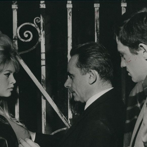 Dec. 12, 1960 - B.B Back to the Studio : Trois semaines après avoir donné naissance à son petit Nicolas, Brigitte Bardot est retournée aujourd'hui à son studio. Mais ce n'était que pour quelques heures, juste pour un test pour un nouveau film ''La Verite''. Le tournage proprement dit ne commencera que le 20 avril. La photo montre De gauche à droite : Brigitte Bardot, le réalisateur Clokzot et Jran - Paul Belmondo, l'un des candidats au rôle masculin principal qui sera sélectionné après les tests.  (Crédit image : ? Keystone Press Agency/ZUMA Press Wire)