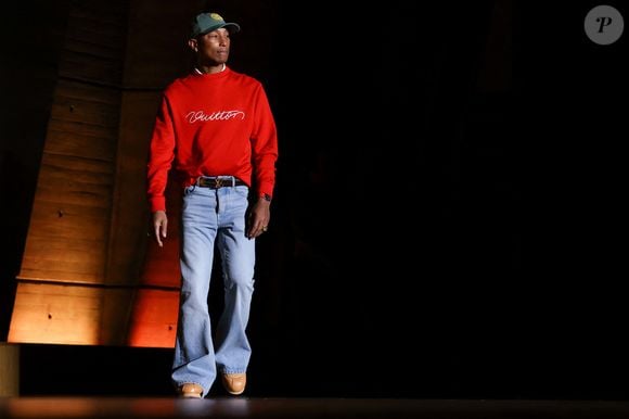 Le rappeur, producteur et créateur de mode américain Pharrell Williams reçoit un diplôme de la directrice générale de l'UNESCO A.Azoulay en tant qu'Ambassadeur de bonne volonté de l'UNESCO pour les arts, l'éducation et l'entreprenariat, au siège de l'UNESCO, à Paris, le 17 décembre 2024. 
© Stéphane Lemouton / Bestimage