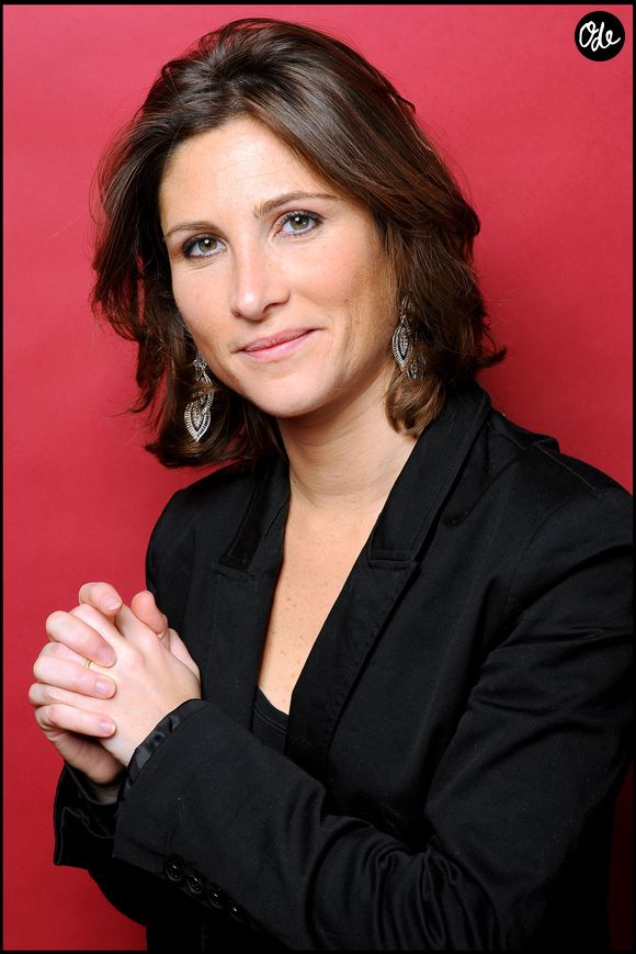 A "Madame Figaro", elle a expliqué comment elle s'y prenait : "Je leur demandais : ‘Tu sens la différence entre l’attente et l’espoir ? Entre le plaisir et la joie ?’ Puis après avoir écouté leurs réponses, nous essayions d’argumenter ensemble."

Portrait de Julia de Funès - CEDRIC PERRIN / BESTIMAGE