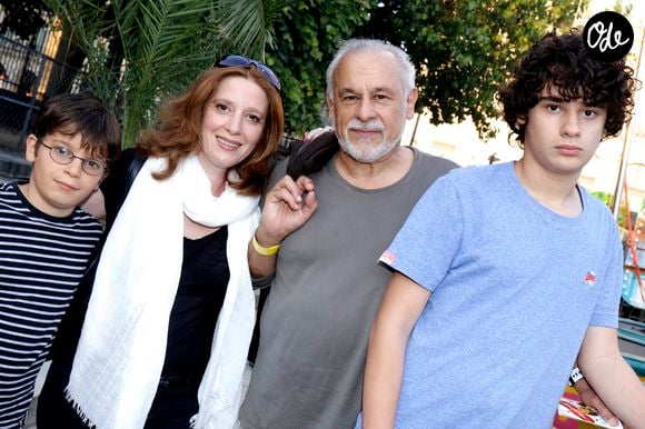 Francis Perrin, sa femme Gersende et leurs fils Baptiste et Louis lors de l'inauguration de la Fête des Tuileries, à Paris, en France, le 24 juin 2016. Photo de Vim/ABACAPRESS.COM
