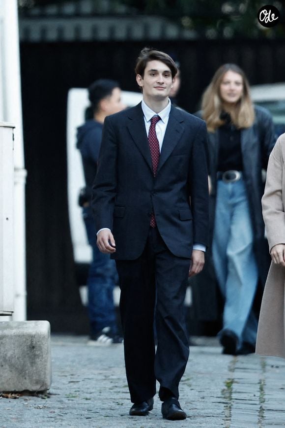 Aurélien Enthoven - La famille et les soutiens de Nicolas Sarkozy se sont réunis devant son domicile le jour de son incarcération à la prison de la Santé à Paris le 21 octobre 2025. © Moreau / Jacovides / Bestimage