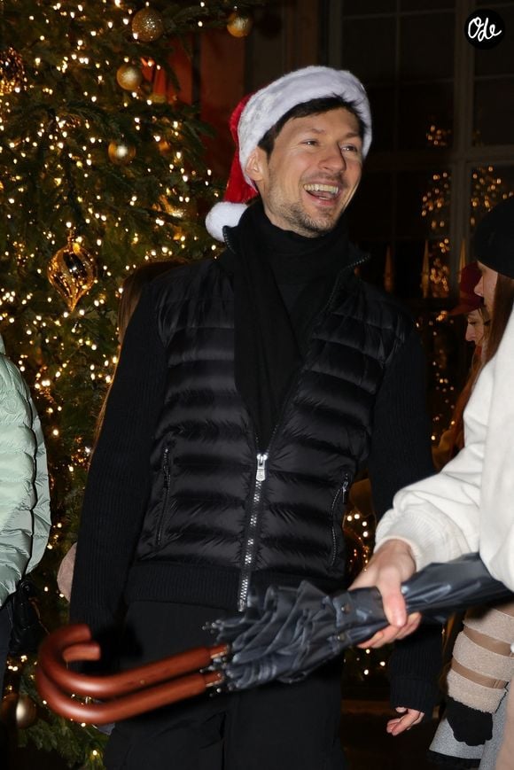 Le fondateur de Telegram, Pavel Durov, s'est promené dans les rues de Paris coiffé d'un bonnet de Père Noël, accompagné d'une femme non identifiée. Le duo a suscité la curiosité en déambulant ensemble dans les rues illuminées pour les fêtes.
Backgrid USA / Bestimage