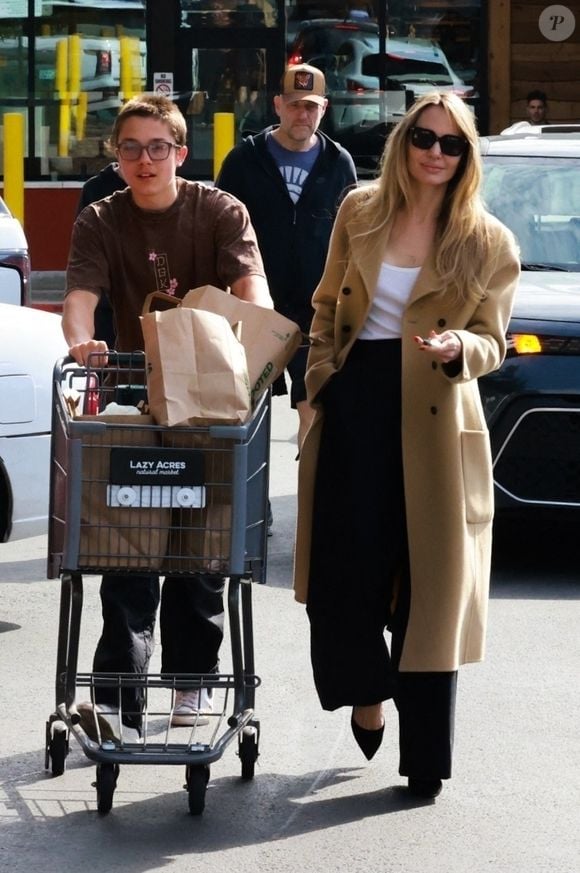 Los Feliz, CA - EXCLUSIF - Angelina Jolie et son fils Knox Leon Jolie-Pitt ont été aperçus en train de faire leurs courses à Lazy Acres à Los Feliz. (Backgrid USA / Bestimage).