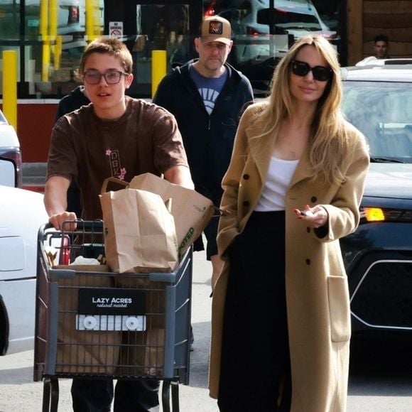 Los Feliz, CA - EXCLUSIF - Angelina Jolie et son fils Knox Leon Jolie-Pitt ont été aperçus en train de faire leurs courses à Lazy Acres à Los Feliz. (Backgrid USA / Bestimage).