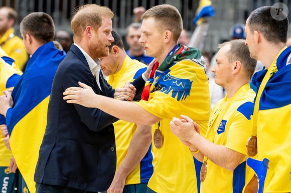 Le prince Harry, duc de Sussex, assiste à un match de volleyball en fauteuil lors des "Invictus Games Vancouver Whistler 2025" à Vancouver.


Pictured: Prince Harry