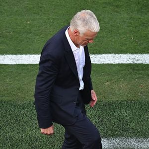 Didier Deschamps, en costume, ballon au pied, lors du match de 16ème de finale "France - Suède (3-0)" lors de la Coupe du Monde FIFA 2026 (FIFA World Cup 2026).
Crédit : Zuma Press / Bestimage
