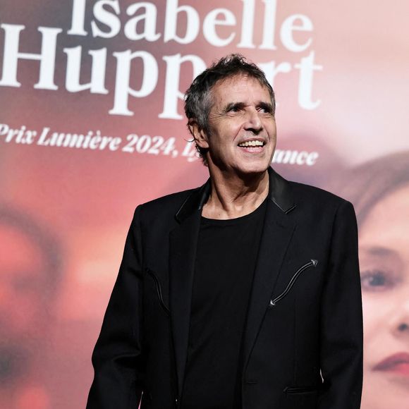 Julien Clerc au photocall de la cérémonie de remise du prix lumière de la 16ème édition du Festival Lumière à l'Amphithéâtre - Centre de Congrès à Lyon, France, le 18 octobre 2024. © Dominique Jacovides/Bestimage